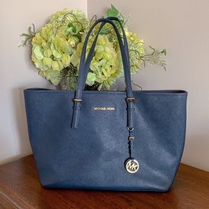 Michael Kors Jet Set Travel Tote in Navy